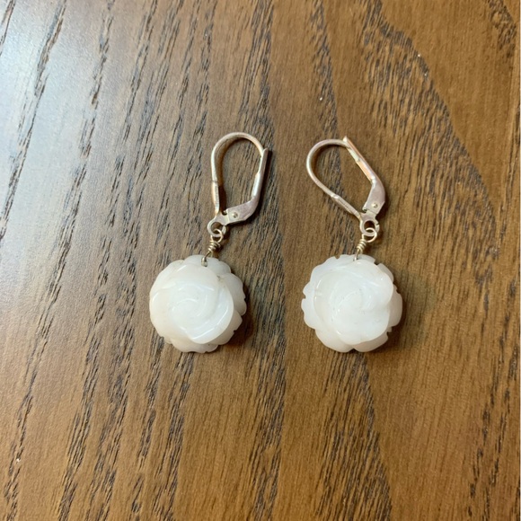 ROSE COSTUME EARRINGS - Picture 1 of 2